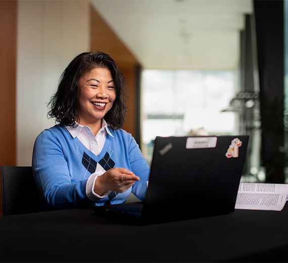 Un profesor y un estudiante observan una pantalla de computadora en un laboratorio