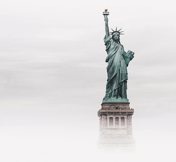 Profesionales de diseño y entrega instruccional de Gonzaga filman a los docentes para un curso en línea.